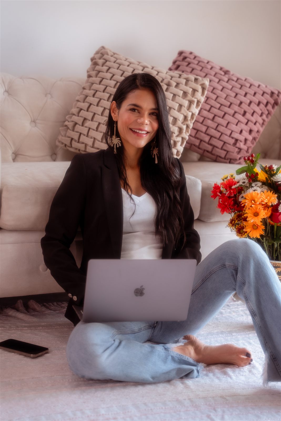 Diana Montoya trabajando desde su portátil en un ambiente cercano