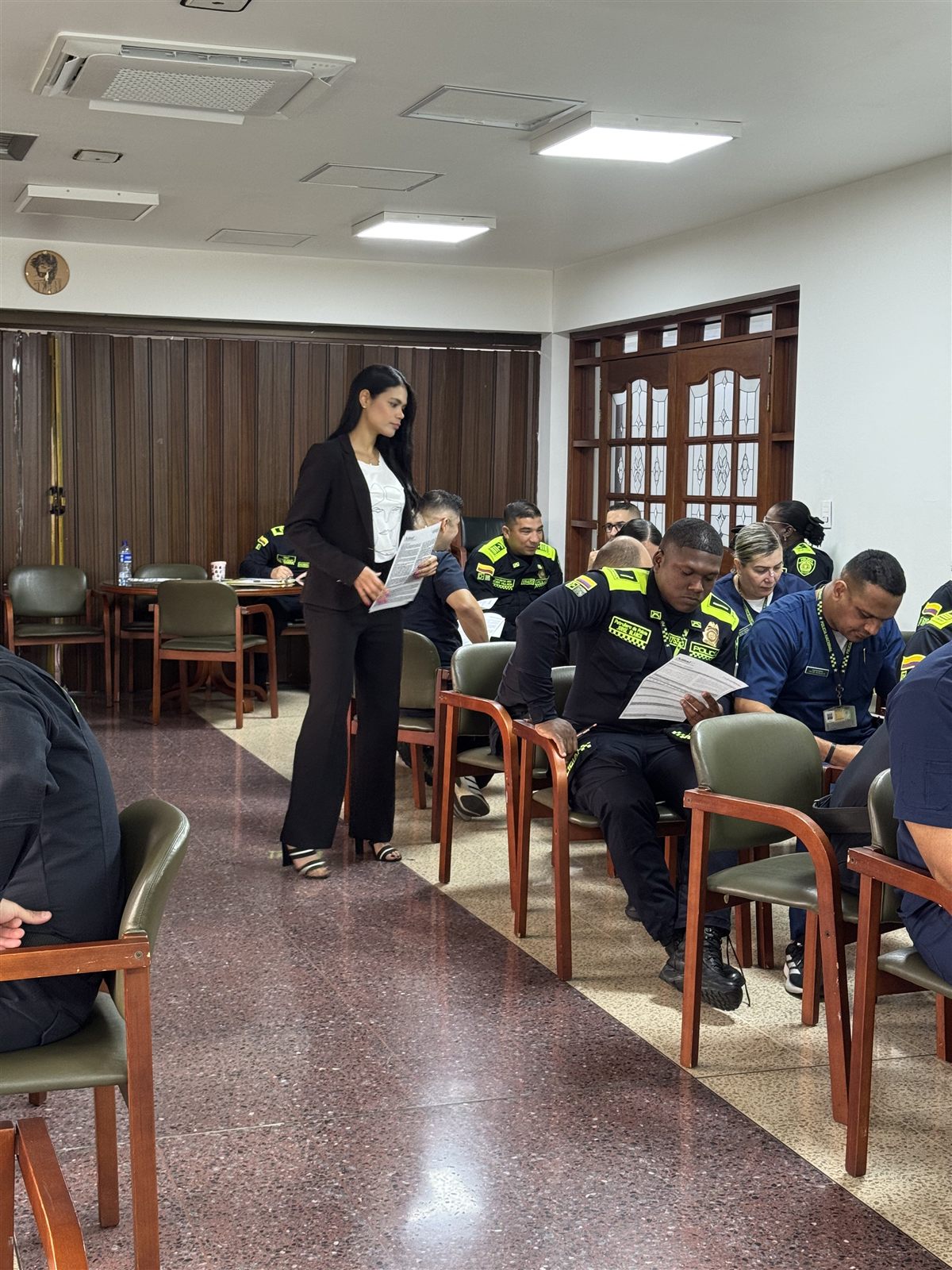 Diana Montoya acompañando a participantes durante una capacitación