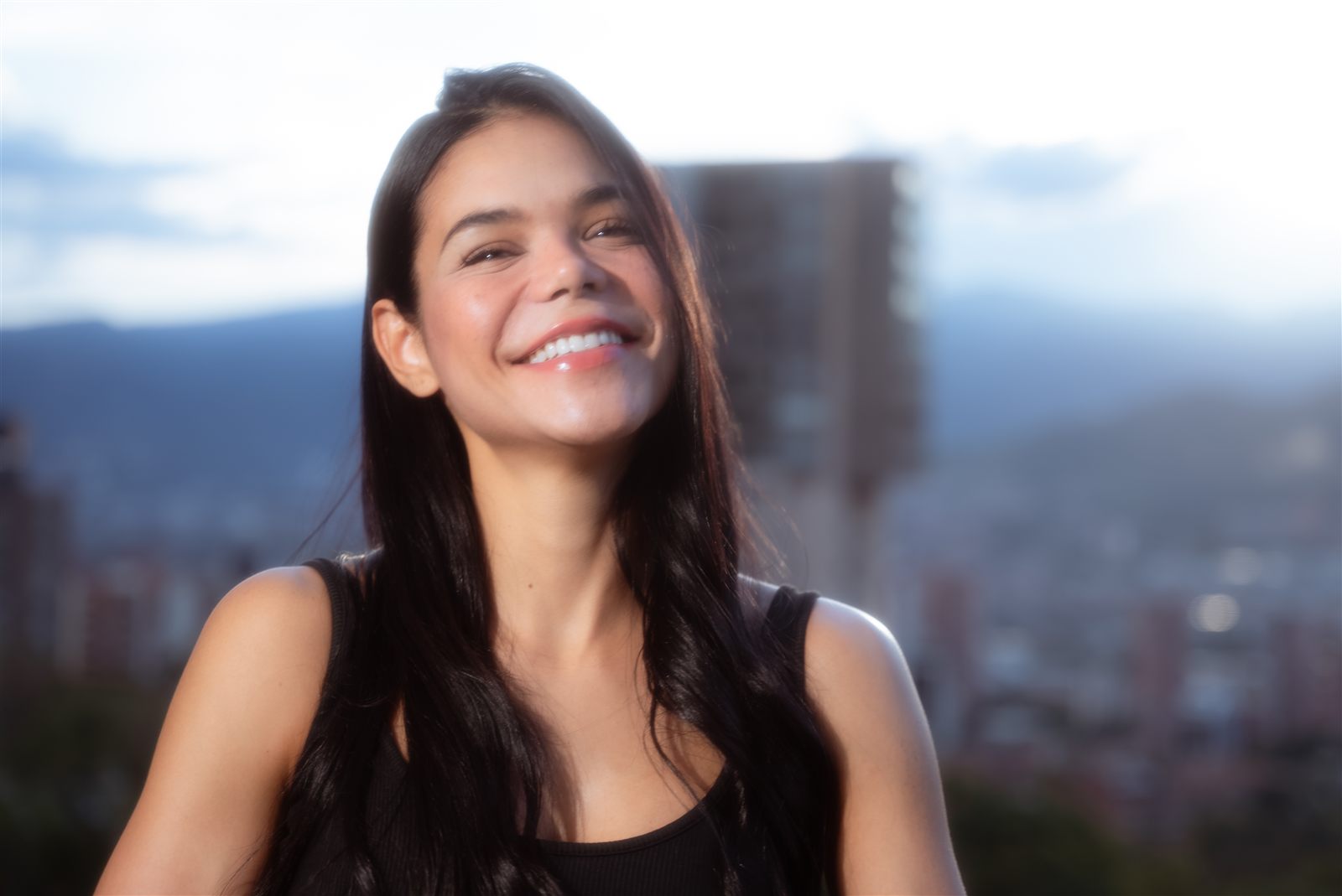 Retrato cercano y sonriente de Diana Montoya